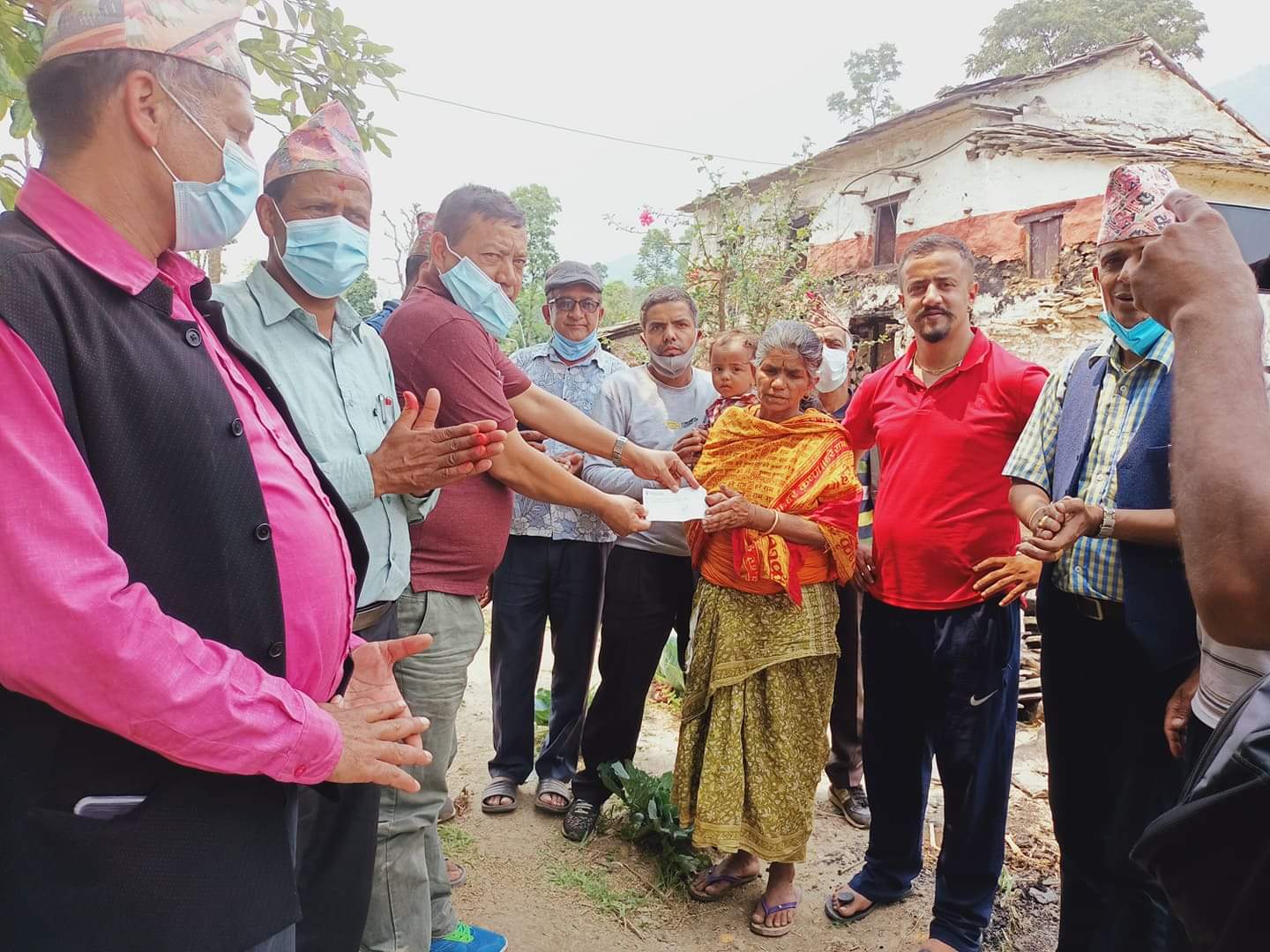 सम्पर्क समितिद्धारा आगलागीबाट पिडित परिवारलाई राहात वितरण