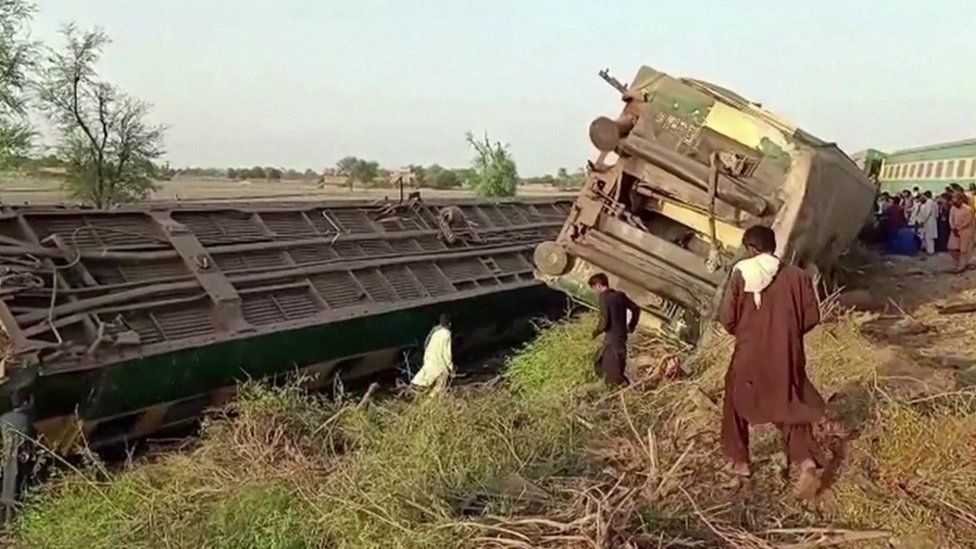 पाकिस्तानमा दुईवटा रेल एक आपसमा ठोक्किदा कम्तीमा ३० जनाको मृत्यु