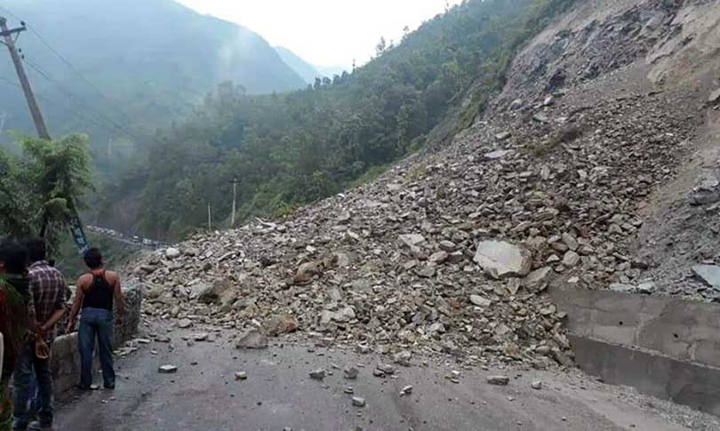 पहिरोले पृथ्वी राजमार्ग अवरुद्ध