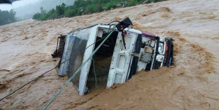 पर्वतमा खोलाले गाडी बगायो, तीन जना बेपत्ता