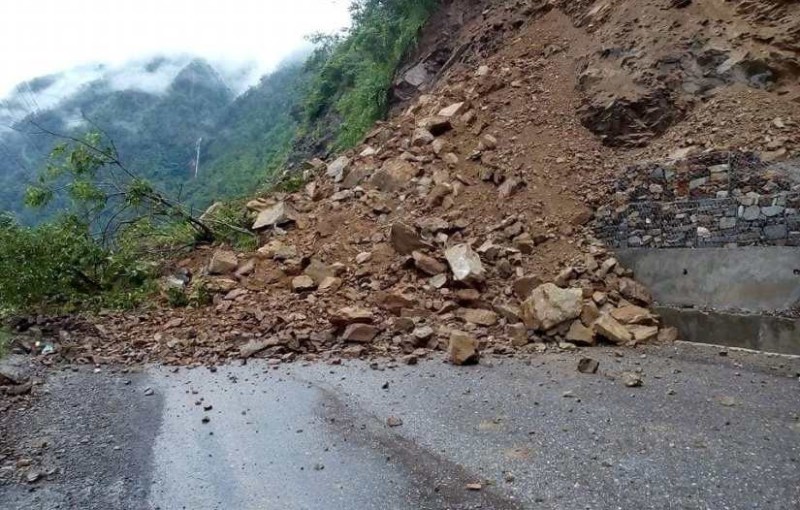 मध्यपहाडी लोकमार्गको पर्वत खण्डमा तीन ठाउँमा पहिरो, सडक अवरुद्ध