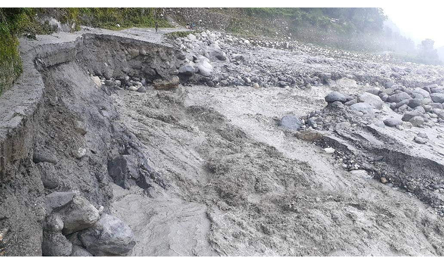 बाढीका कारण सदरमुकाम चैनपुर जोड्ने सडकखण्ड अवरुद्ध