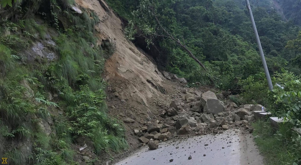 अवरुद्ध राजमार्ग तत्काल खुलाउन यातायात व्यवसायीको माग