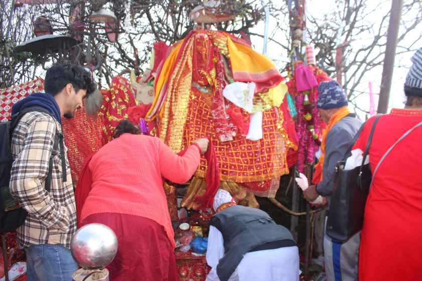 पाथीभरामा पूजापाठ गर्दै भक्तजन