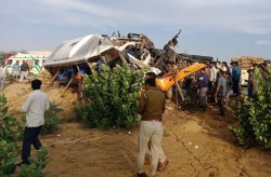 भारतमा यात्रु बहाक बस र दुध ट्याङ्कर ठोक्किँदा १८ जनाको मृत्यु