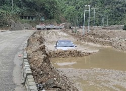 वर्षाका कारण मुग्लिन-पोखरा सडक आवागमनमा सास्ती