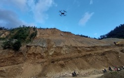 बाढीपहिरोः काभ्रेमा सडक अवरुद्ध, बस्तीमा ड्रोनमार्फत खाद्यान्न  पठाइँदै