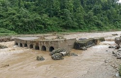 बाढीले पुलमा क्षति पुर्‍याउँदा गोरखा-आरुघाट सडक अवरुद्ध