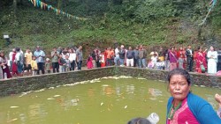 भक्तपुरको महादेव पोखरीमा दर्शनार्थीको घुइँचो