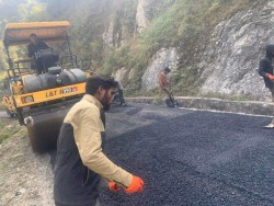 पर्वतको लुङ्खु–हुवास सडक धमाधम कालोपत्र हुँदै