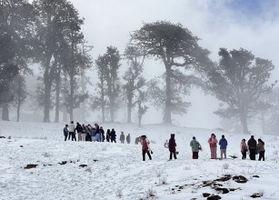 पातीहाल्ने क्षेत्रमा हिउँ खेल्ने पर्यटकको भीड