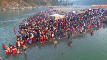 देवघाटमा स्नान गर्न घुइँचो :  गैँडाकोटबाट निःशुल्क डुङ्गाको व्यवस्था