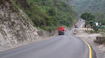 राजमार्गमा खसेको ढुङ्गा हटाएपछि पृथ्वीराजमार्ग दुईतर्फी