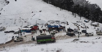 हिउँ खेल्न लोभिएका आन्तरिक पर्यटक रूकुम पूर्वमा