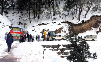 हिमपातले अवरुद्ध नाग्म-गमगढी सडक अझै खुलेन