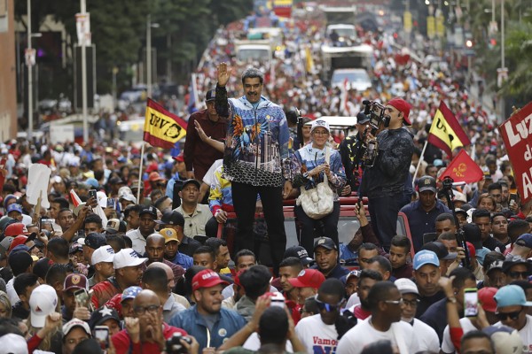 भेनेजुएला चुनाव जाँदै राष्ट्रपति निकोलस माडुरोले