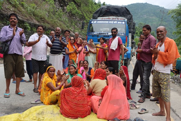 पहिरोले रोकिएका सवारीसाधन र सडकमै यात्रुको नाचगान