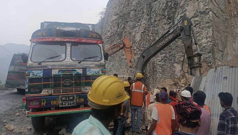 पहिरो पन्छाएपछि पुनःसञ्चालनमा आयो पृथ्वी राजमार्ग