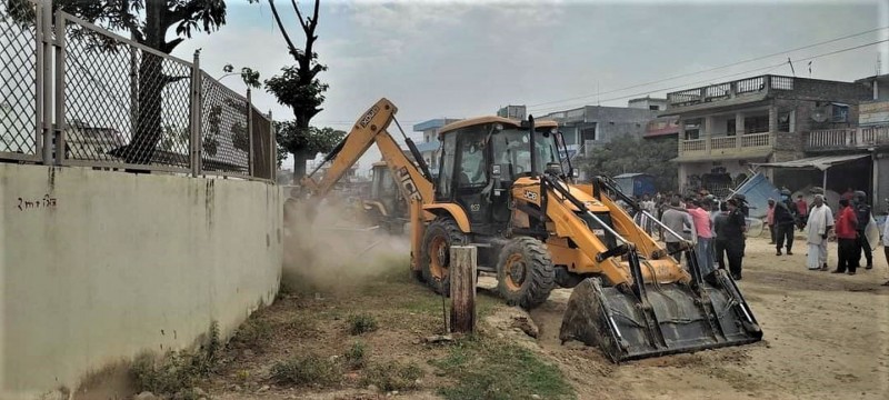 मापदण्डविपरीतका संरचना हटाउँदै सिरहा नगरपालिका